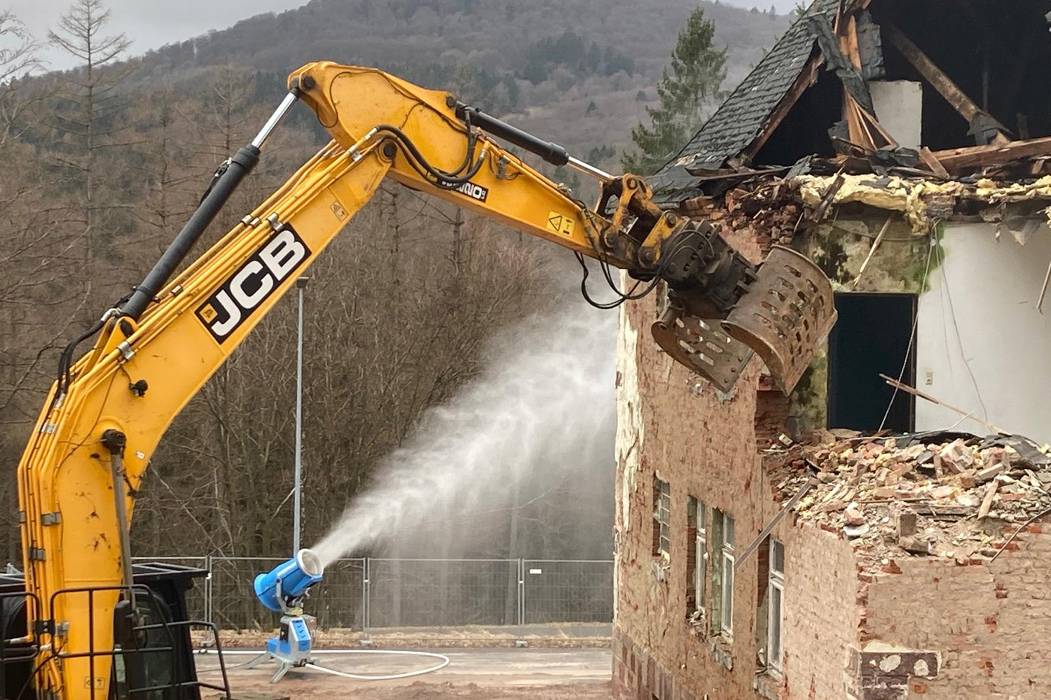 Staubbindemaschine während Abbrucharbeiten im Einsatz.